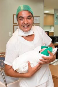 fotografia de parto pai com o bebê