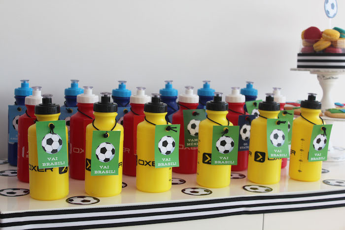 garrafinhas decoradas personalizadas com o tema futebol 